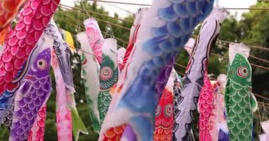 Şehirdeki bulutlu gün telefoto çekiminde sazan balığı şeritleri. Yüksek kalite 4K görüntü. Minato bölgesi Tokyo 04.25.2023, Japon çocuk kültürünün tanınmış bir parçasıdır..