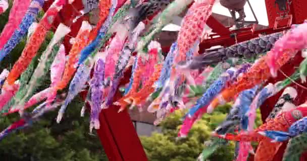 東京タワーの最下部にある鯉のストリーマー曇りの日 高品質4K映像 東京都4 2023子供の日のよく知られた日本文化です — ストック動画