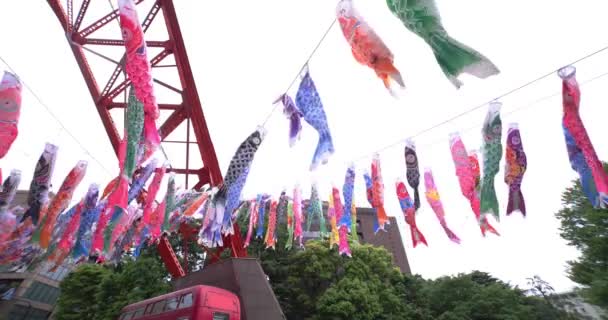 Bandiere Carpe Fondo Alla Torre Tokyo Nuvoloso Giorno Colpo Largo — Video Stock