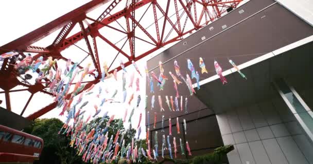 Tokyo Kulesinin Dibinde Sazan Balığı Şeritleri Gün Boyu Bulutlu Olacak — Stok video