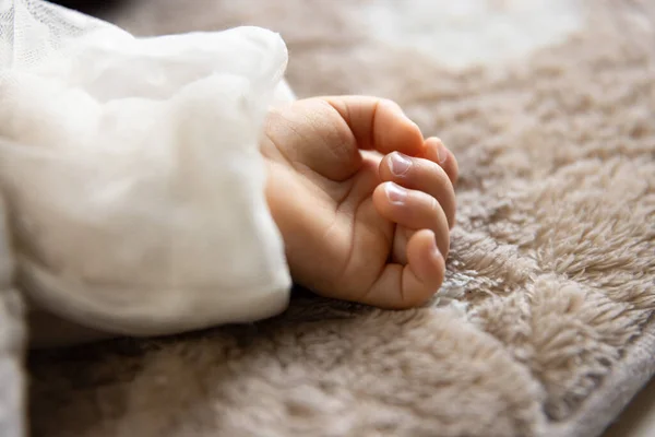 Una Mano Izquierda Bebé Asiático Dormido Alfombra Foto Alta Calidad — Foto de Stock