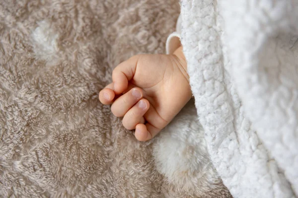 Una Mano Derecha Bebé Asiático Dormido Alfombra Foto Alta Calidad — Foto de Stock