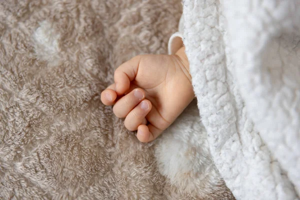 Una Mano Derecha Bebé Asiático Dormido Alfombra Foto Alta Calidad — Foto de Stock