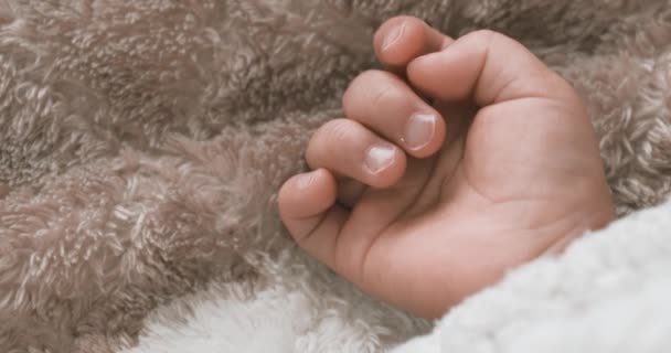 Tangan Bayi Asia Yang Tertidur Karpet Genggam Rekaman Berkualitas Tinggi — Stok Video