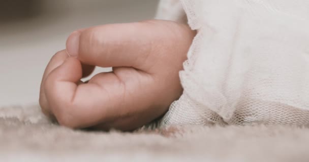 Een Hand Van Slapende Aziatische Baby Het Tapijt Handheld Hoge — Stockvideo