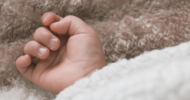 一只熟睡的亚洲婴儿的手紧握在地毯上 高质量的4K镜头 2023 这是一个一岁大的孩子的手 — 图库视频影像