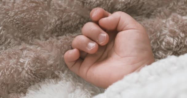 Een Hand Van Slapende Aziatische Baby Het Tapijt Handheld Hoge — Stockvideo