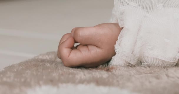 Uma Mão Dormir Bebê Asiático Tapete Mão Imagens Alta Qualidade — Vídeo de Stock