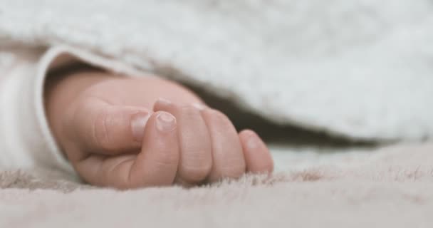 Sebuah Gerakan Lambat Tidur Tangan Kanan Bayi Asia Karpet Genggam — Stok Video