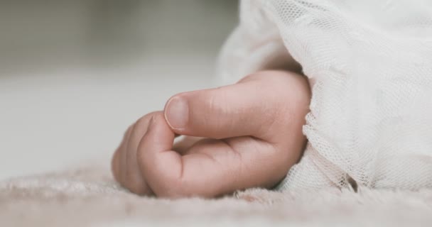 Μια Αργή Κίνηση Του Ύπνου Ασιατικό Μωρό Αριστερό Χέρι Στο — Αρχείο Βίντεο