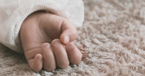 Μια Αργή Κίνηση Του Ύπνου Ασιατικό Μωρό Αριστερό Χέρι Στο — Αρχείο Βίντεο
