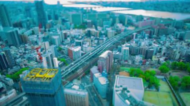Osaka 'daki Yodo nehri yakınlarında panorama şehri manzarası. Yüksek kalite 4K görüntü. Asahi Bölgesi Osaka Japonya 04.09.2023 Burası Osaka 'da bilinen nehre yakın.. 
