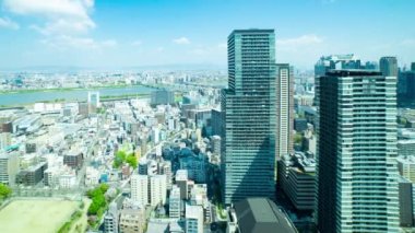 Osaka 'daki Yodo nehri yakınlarında panorama şehri manzarası. Yüksek kalite 4K görüntü. Asahi Bölgesi Osaka Japonya 04.09.2023 Burası Osaka 'da bilinen nehre yakın.. 