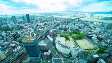 Osaka 'daki Yodo nehri yakınlarında panorama şehri manzarası. Yüksek kalite 4K görüntü. Asahi Bölgesi Osaka Japonya 04.09.2023 Burası Osaka 'da bilinen nehre yakın.. 