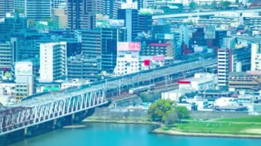 Osaka 'daki Yodo nehri yakınlarında panorama şehri manzarası. Yüksek kalite 4K görüntü. Asahi Bölgesi Osaka Japonya 04.09.2023 Burası Osaka 'da bilinen nehre yakın.. 