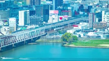 Osaka 'daki Yodo nehri yakınlarında panorama şehri manzarası. Yüksek kalite 4K görüntü. Asahi Bölgesi Osaka Japonya 04.09.2023 Burası Osaka 'da bilinen nehre yakın.. 