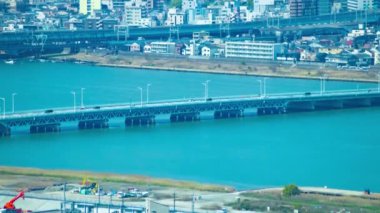 Osaka 'daki Yodo nehri yakınlarında panorama şehri manzarası. Yüksek kalite 4K görüntü. Asahi Bölgesi Osaka Japonya 04.09.2023 Burası Osaka 'da bilinen nehre yakın.. 