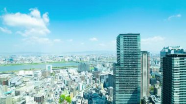 Osaka 'daki Yodo nehri yakınlarında panorama şehri manzarası. Yüksek kalite 4K görüntü. Asahi Bölgesi Osaka Japonya 04.09.2023 Burası Osaka 'da bilinen nehre yakın.. 