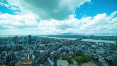 Osaka 'daki Yodo nehri yakınlarında panorama şehri manzarası. Yüksek kalite 4K görüntü. Asahi Bölgesi Osaka Japonya 04.09.2023 Burası Osaka 'da bilinen nehre yakın.. 