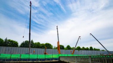 Tokyo 'da yapım aşamasındaki vinçlerin zaman çizelgesi. Yüksek kalite 4K görüntü. Nerima bölgesi Hikawadai Tokyo 06.05.2023