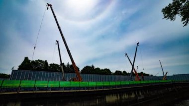 Tokyo 'da yapım aşamasındaki vinçlerin zaman çizelgesi. Yüksek kalite 4K görüntü. Nerima bölgesi Hikawadai Tokyo 06.05.2023