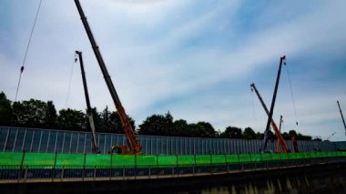 Tokyo 'da yapım aşamasındaki vinçlerin zaman çizelgesi. Yüksek kalite 4K görüntü. Nerima bölgesi Hikawadai Tokyo 06.05.2023