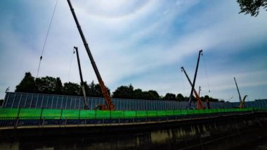 Tokyo 'da yapım aşamasındaki vinçlerin zaman çizelgesi. Yüksek kalite 4K görüntü. Nerima bölgesi Hikawadai Tokyo 06.05.2023