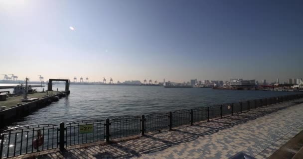 青海東京の港近くの船が発砲した 高品質4K映像 江東区 青海東京都01月20日2023年東京都内のコンテナ港をご紹介します — ストック動画