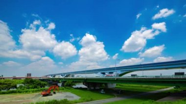 Tokyo 'da şehir merkezindeki cadde ve otoyolda trafik sıkışıklığı. Yüksek kalite 4K görüntü. Adachi Bölgesi Kouhoku Tokyo Japonya 06.29.2023 Burası Tokyo Arakawa Nehri yakınları.