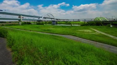 Tokyo 'da şehir merkezindeki cadde ve otoyolda trafik sıkışıklığı. Yüksek kalite 4K görüntü. Adachi Bölgesi Kouhoku Tokyo Japonya 06.29.2023 Burası Tokyo Arakawa Nehri yakınları.