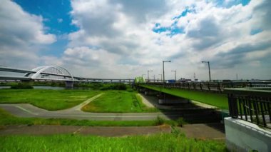 Tokyo 'da şehir merkezindeki cadde ve otoyolda trafik sıkışıklığı. Yüksek kalite 4K görüntü. Adachi Bölgesi Kouhoku Tokyo Japonya 06.29.2023 Burası Tokyo Arakawa Nehri yakınları.