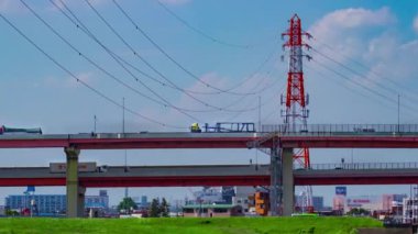 Tokyo 'da şehir merkezindeki cadde ve otoyolda trafik sıkışıklığı. Yüksek kalite 4K görüntü. Adachi Bölgesi Kouhoku Tokyo Japonya 06.29.2023 Burası Tokyo Arakawa Nehri yakınları.