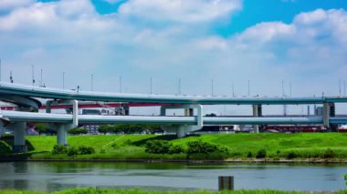 Tokyo 'da şehir merkezindeki cadde ve otoyolda trafik sıkışıklığı. Yüksek kalite 4K görüntü. Adachi Bölgesi Kouhoku Tokyo Japonya 06.29.2023 Burası Tokyo Arakawa Nehri yakınları.
