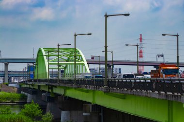 Şehir merkezindeki cadde ve otoyolda trafik sıkışıklığı. Yüksek kalite fotoğraf. Adachi Bölgesi Kouhoku Tokyo Japonya 06.29.2023 Burası Tokyo Arakawa Nehri yakınları.