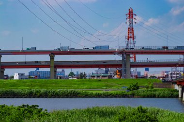 Şehir merkezindeki cadde ve otoyolda trafik sıkışıklığı. Yüksek kalite fotoğraf. Adachi Bölgesi Kouhoku Tokyo Japonya 06.29.2023 Burası Tokyo Arakawa Nehri yakınları.