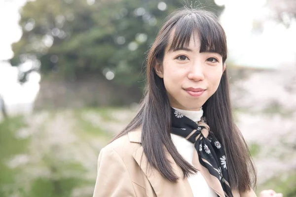 東京のコピースペースで桜の後ろに日本人女性の肖像画 高品質の写真 千代田区東京都03 2023 — ストック写真