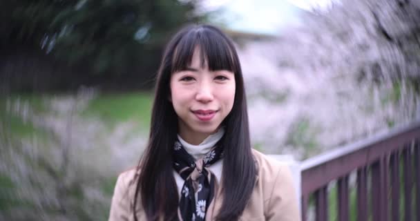 Портрет Японської Жінки Стоїть Цвітінням Вишні Токіо Високоякісні Кадри Чийода — стокове відео