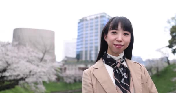 Câmera Lenta Retrato Mulher Japonesa Atrás Flor Cereja Tóquio Imagens — Vídeo de Stock