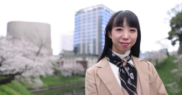 Slow Motion Japansk Kvindeportræt Bag Kirsebærblomst Tokyo Høj Kvalitet Optagelser – Stock-video