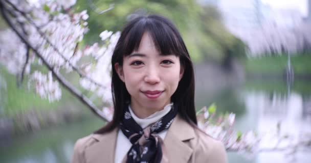 Een Slow Motion Japans Vrouwenportret Achter Kersenbloesem Tokio Hoge Kwaliteit — Stockvideo