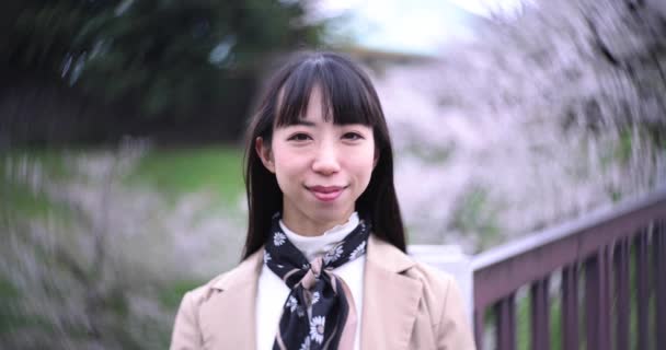 Tokyo Kiraz Çiçeğinin Arkasındaki Japon Kadının Girdap Gibi Portresi Yüksek — Stok video