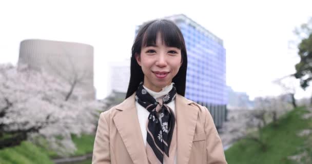 Wolny Ruch Japońskiej Kobiety Portret Wiśniowym Kwiatem Tokio Wysokiej Jakości — Wideo stockowe