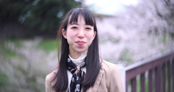 Повільний Рух Японської Жінки Портрет Позаду Вишневого Цвітіння Токіо Високоякісні — стокове відео