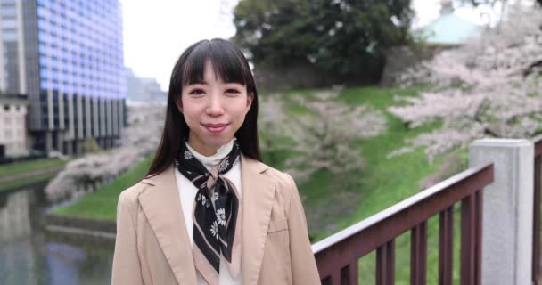 Egy Japán Portréja Cseresznyevirág Mögött Tokióban Kiváló Minőségű Felvétel Chiyoda — Stock videók