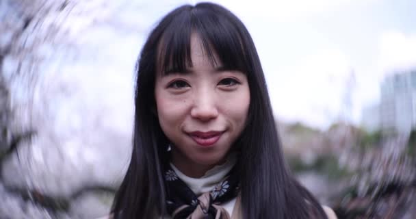 Egy Lassított Felvétel Japán Portréjáról Cseresznyevirág Mögött Tokióban Kiváló Minőségű — Stock videók