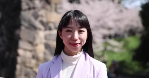 Μια Αργή Κίνηση Της Ιαπωνικής Γυναίκας Πορτρέτο Πίσω Από Άνθη — Αρχείο Βίντεο