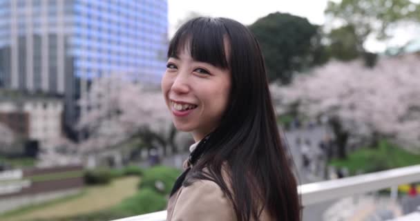 Tokyo Kiraz Çiçeğinin Arkasındaki Japon Kadın Portresinin Yavaş Çekimi Yüksek — Stok video
