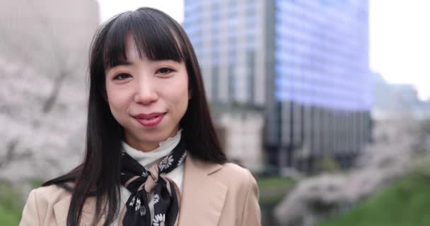 在东京的特写镜头下 一个日本女性肖像在樱花后面慢动作 高质量的4K镜头 Chiyoda District Tokyo Japan 2023 — 图库视频影像