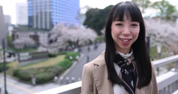 Retrato Una Mujer Japonesa Detrás Una Flor Cerezo Tokio Imágenes — Vídeos de Stock