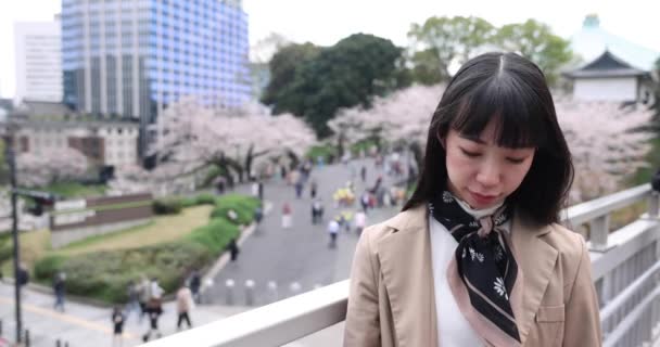 東京の桜の後ろに日本人女性の肖像画 高品質4K映像 千代田区東京都03 2023 — ストック動画